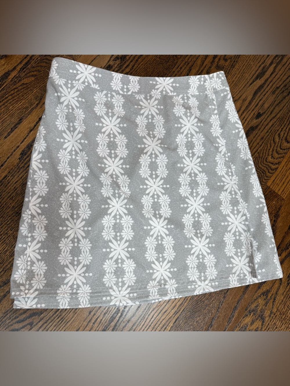 RipSkirt Hawaii Length 2 Wrap
Skirt Gray Floral Dahlia - Medium